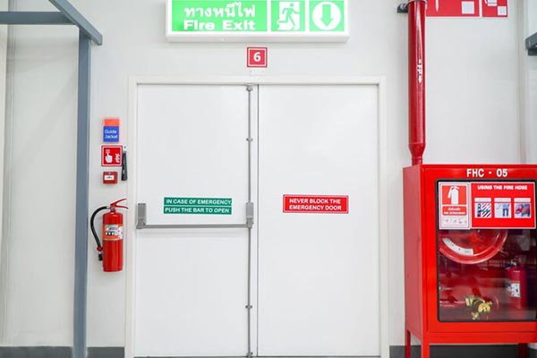 Kako protipožarna vrata varujejo življenja in lastnino?